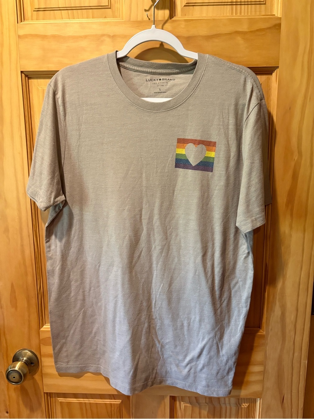 Lucky Brand Pride Rainbow Heart T-Shirt grey/khaki men’s L